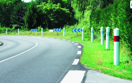 Balises de virage sur route