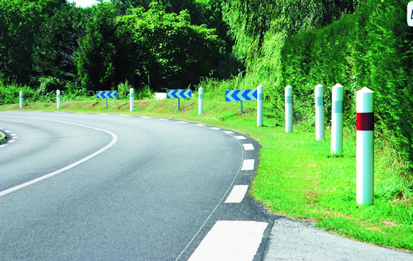 Balises de virage sur route